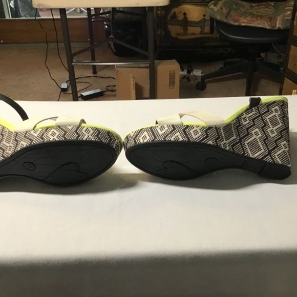Sam and Libby black and white pattern wedge sandal size 11m. - Picture 11 of 12